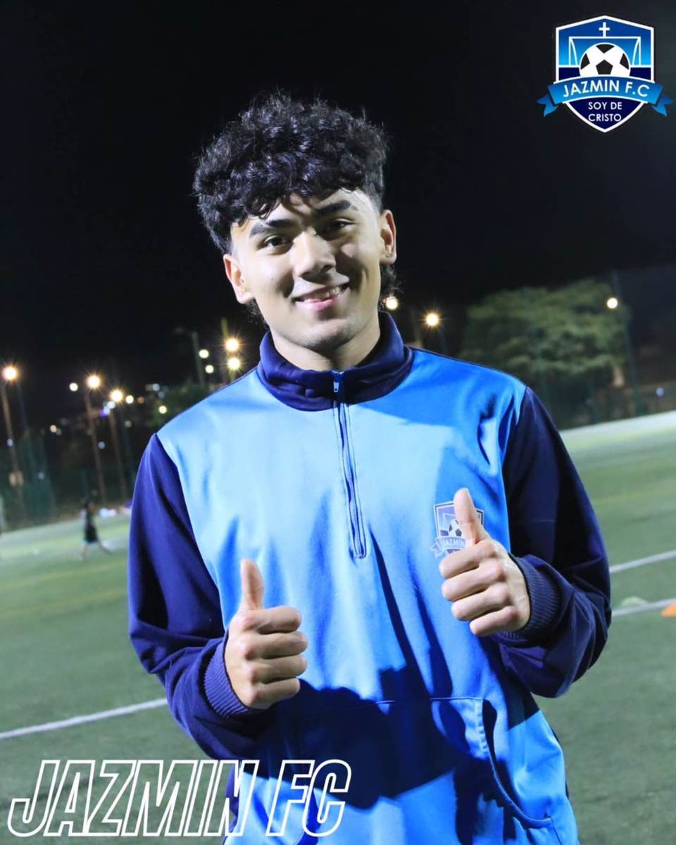 Jugador juvenil sonriendo en la cancha